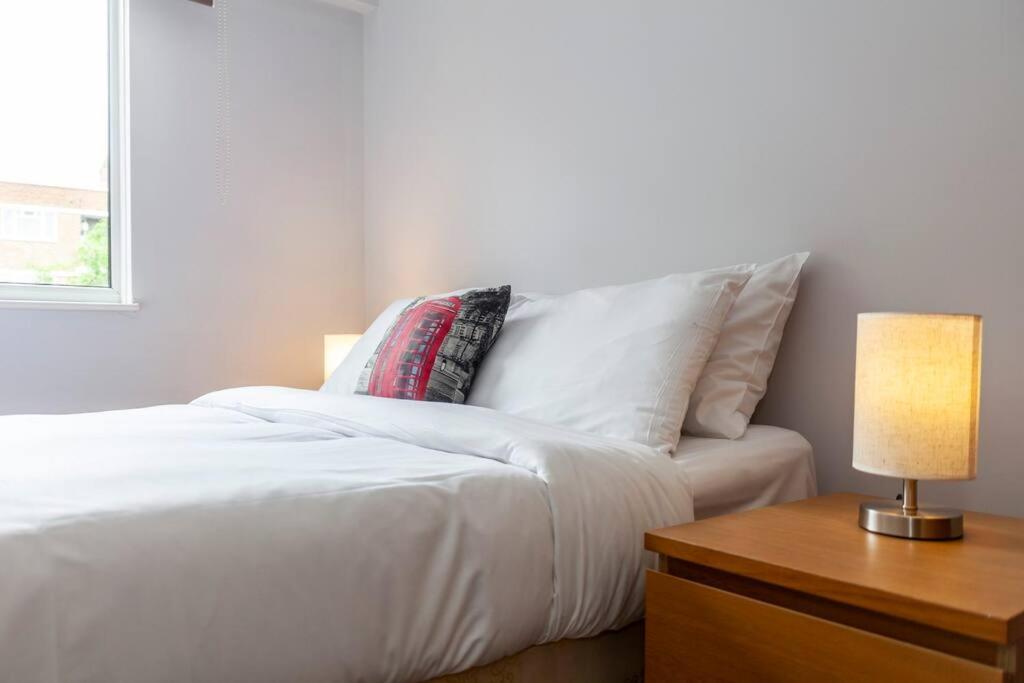 Newly Refurbished 5 Bdr House Wgarden And Parking Holiday home London