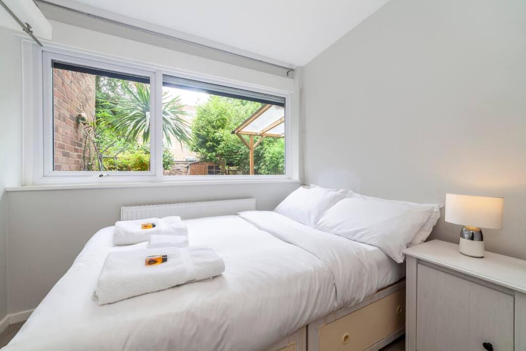 Holiday home Newly Refurbished 5 Bdr House Wgarden And Parking
