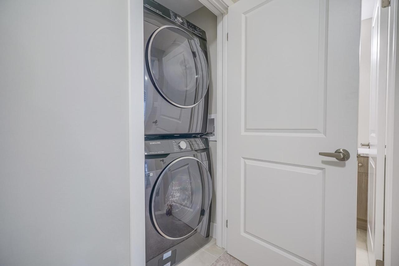 Stunning New 3bd Home, Fiber Internet Free Parking Villa *