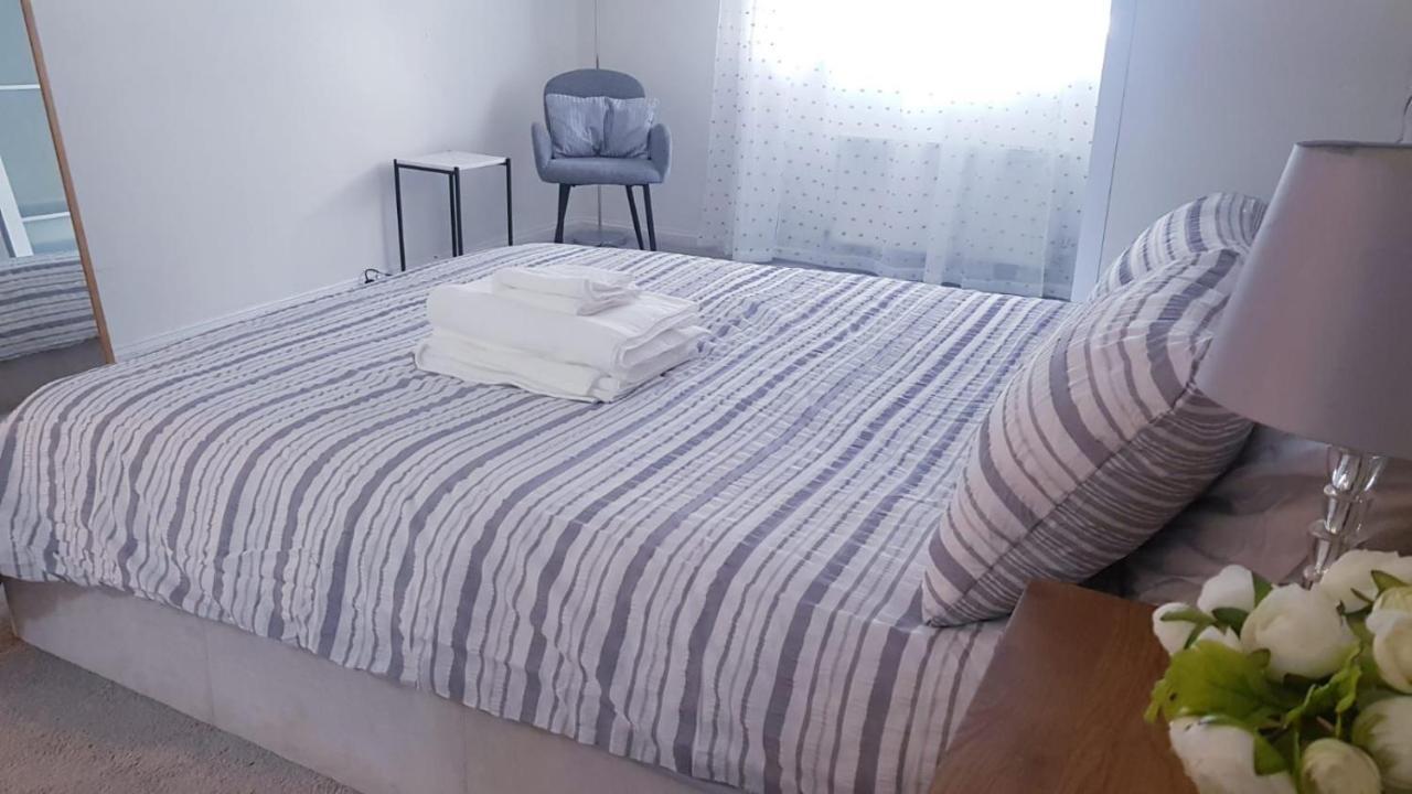 Lovely 2 Bedroom Flat In The Heart Of Water Wimbledon Leilighet