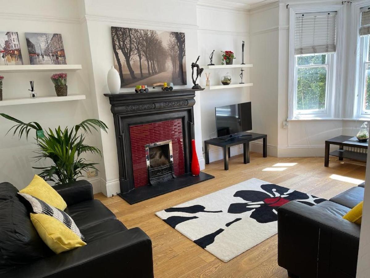 Hyde Park Mansion: Spacious 3-bedroom Balcony Retreat London