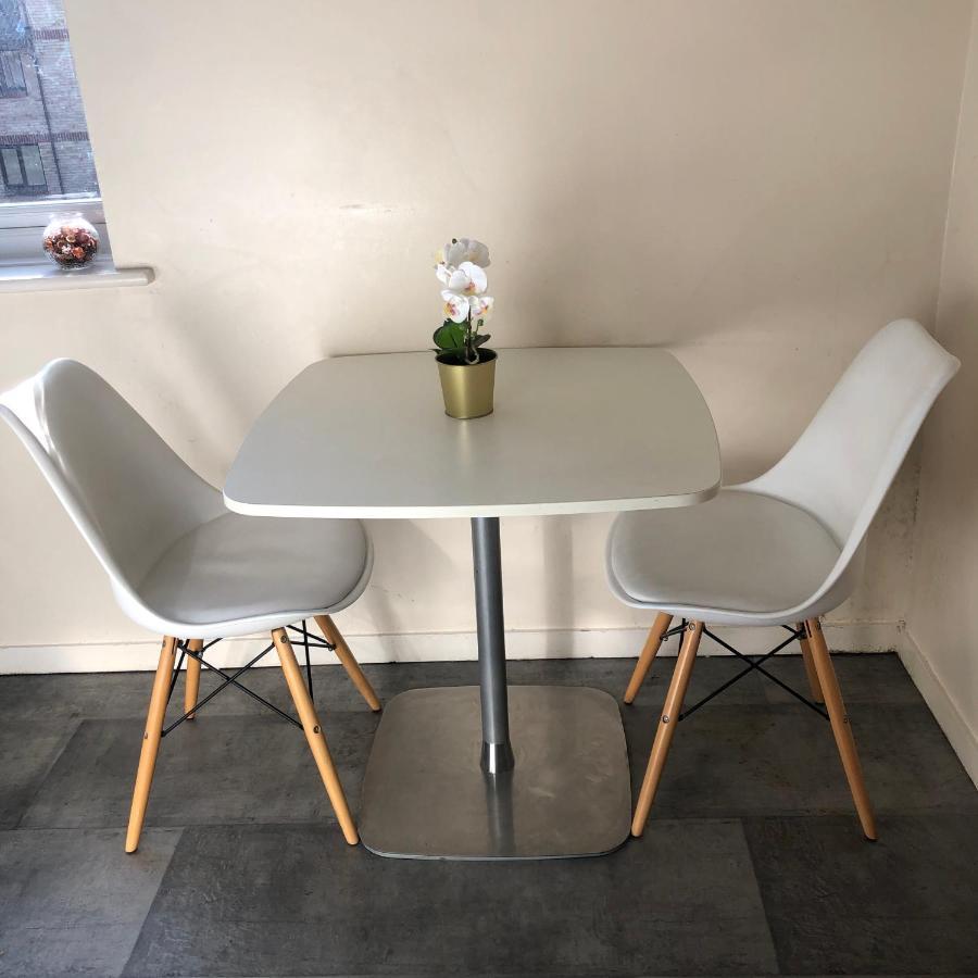 2 Bedroom, Near Station, Fast Wi-fi, Free Parking! Apartment *