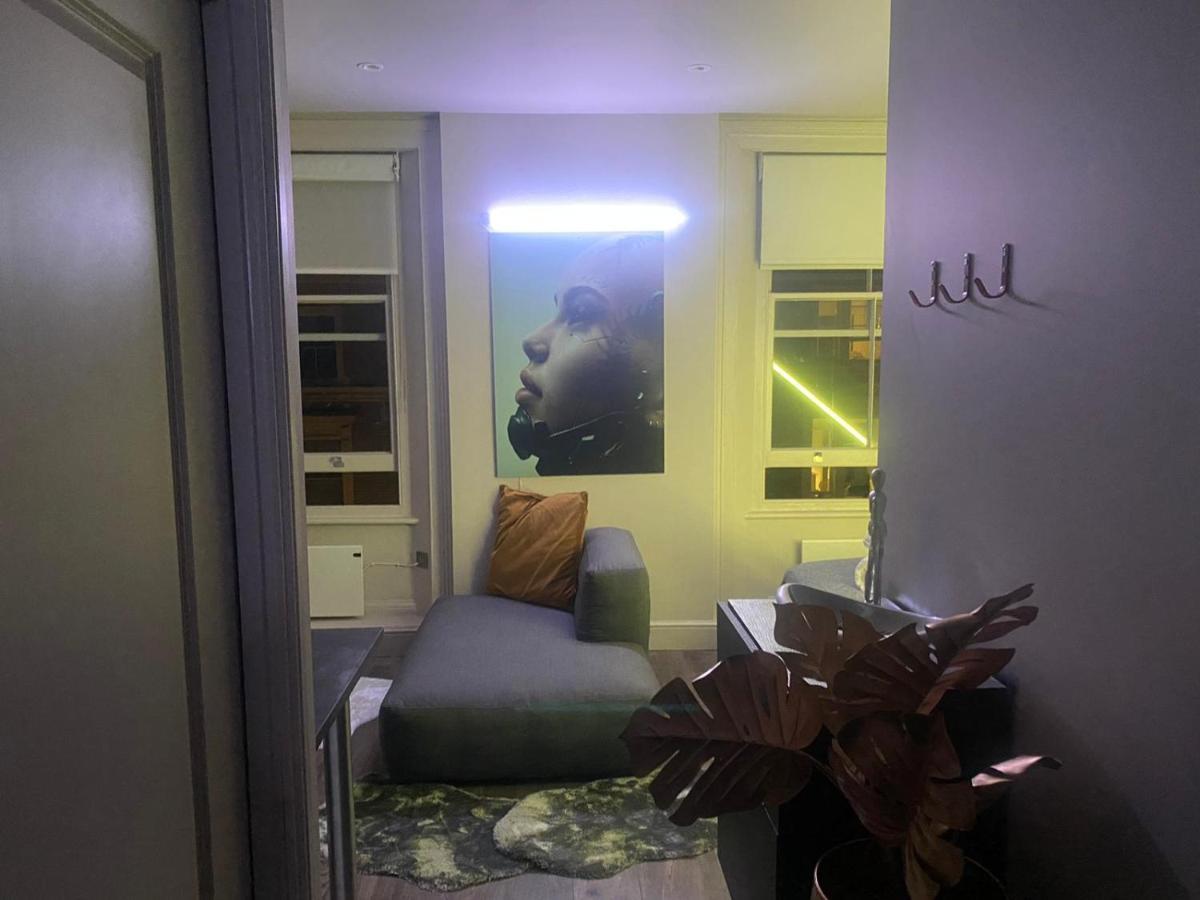 New Luxury Cyberpunk 1bed Studio Serviced Notting Hill Free Wifi & Netflix Location Perfect For Solo & Coupled Guests Leilighet
