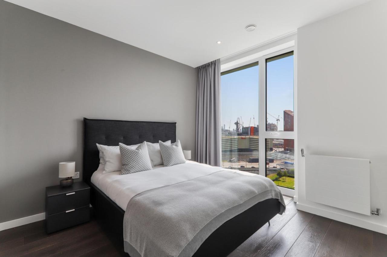 Ellie N Conys 3 Bedroom With 2 Bathrooms, An Ensuite, Kitchen And Balcony In Stratford Westfield Apartment *