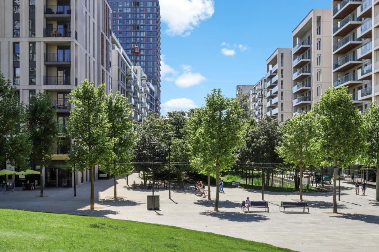 Ellie N Conys 3 Bedroom With 2 Bathrooms, An Ensuite, Kitchen And Balcony In Stratford Westfield Apartment *