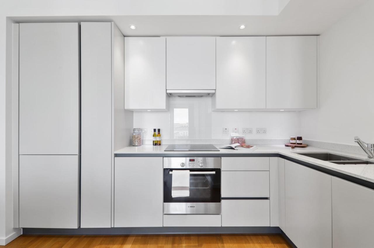 Ellie N Conys 3 Bedroom With 2 Bathrooms, An Ensuite, Kitchen And Balcony In Stratford Westfield Apartment