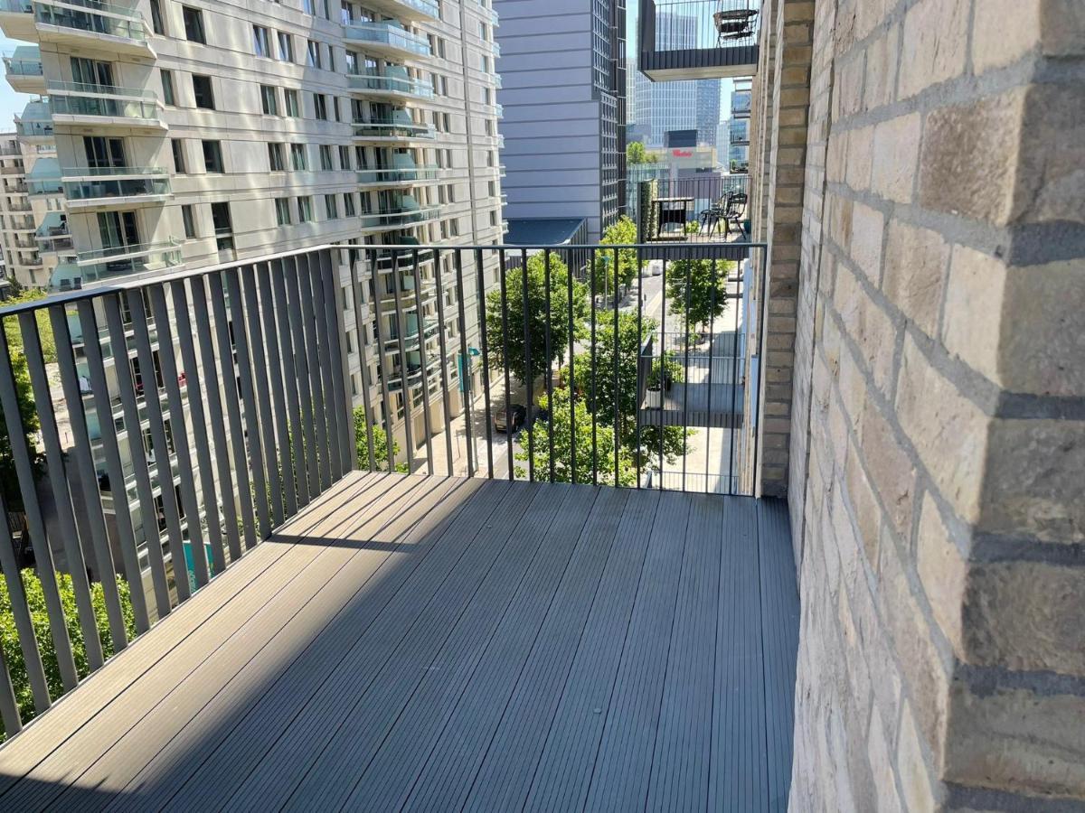 Ellie N Conys 3 Bedroom With 2 Bathrooms, An Ensuite, Kitchen And Balcony In Stratford Westfield Apartment *