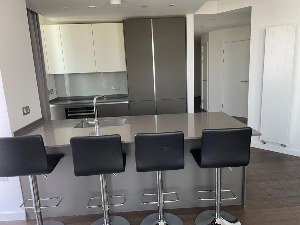 Apartment Ellie N Conys 3 Bedroom With 2 Bathrooms, An Ensuite, Kitchen And Balcony In Stratford Westfield *