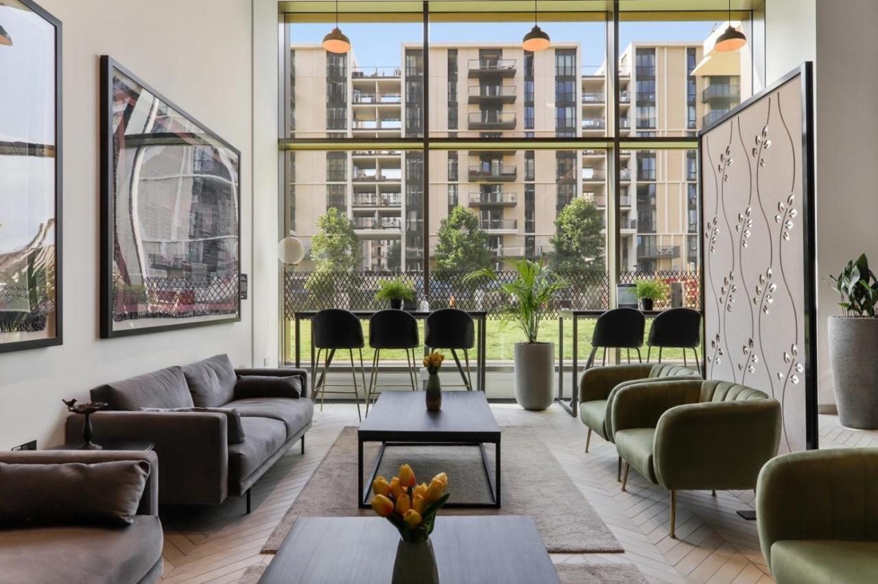 Ellie N Conys 3 Bedroom With 2 Bathrooms, An Ensuite, Kitchen And Balcony In Stratford Westfield Apartment *