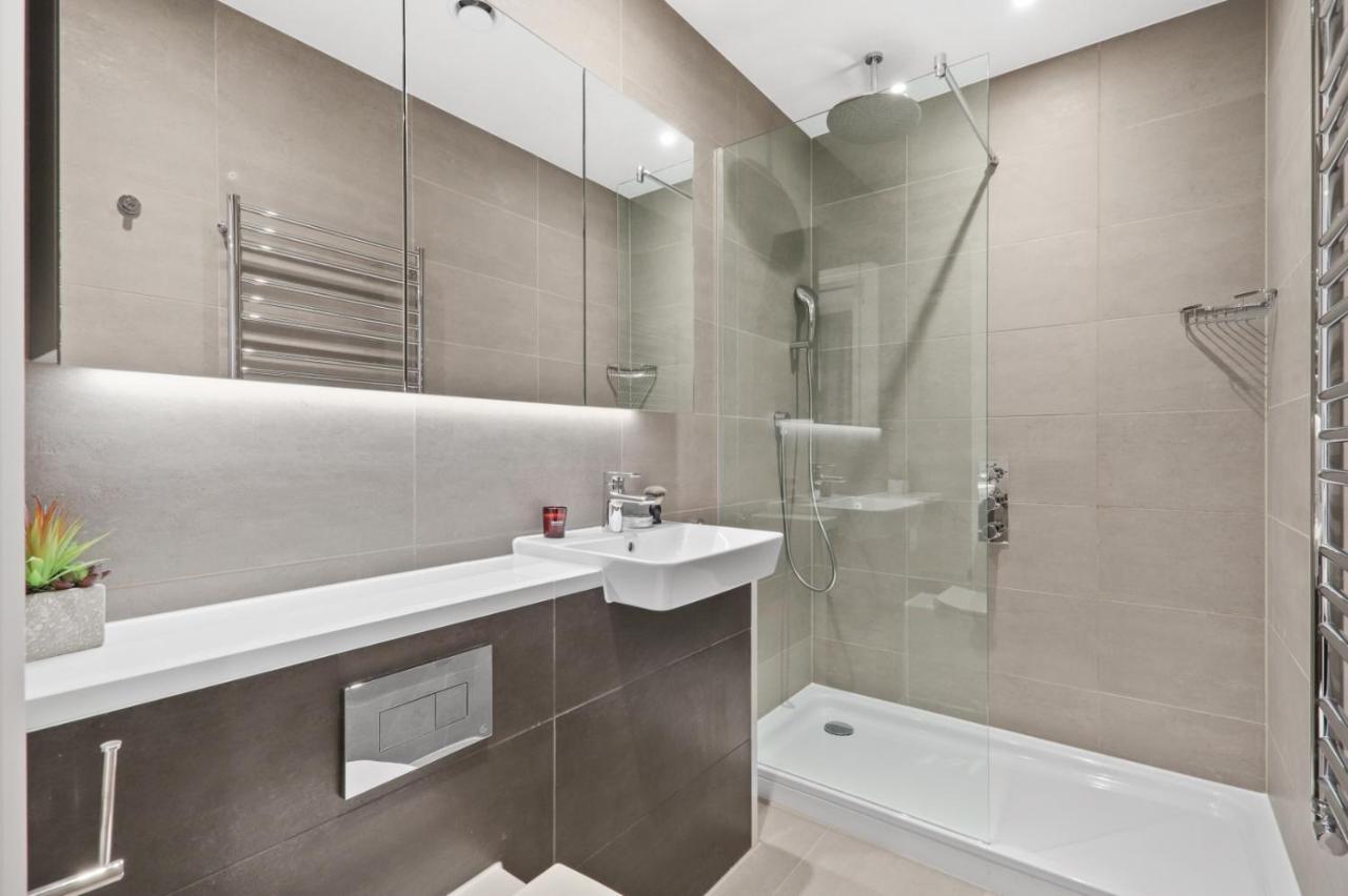 Ellie N Conys 3 Bedroom With 2 Bathrooms, An Ensuite, Kitchen And Balcony In Stratford Westfield * London