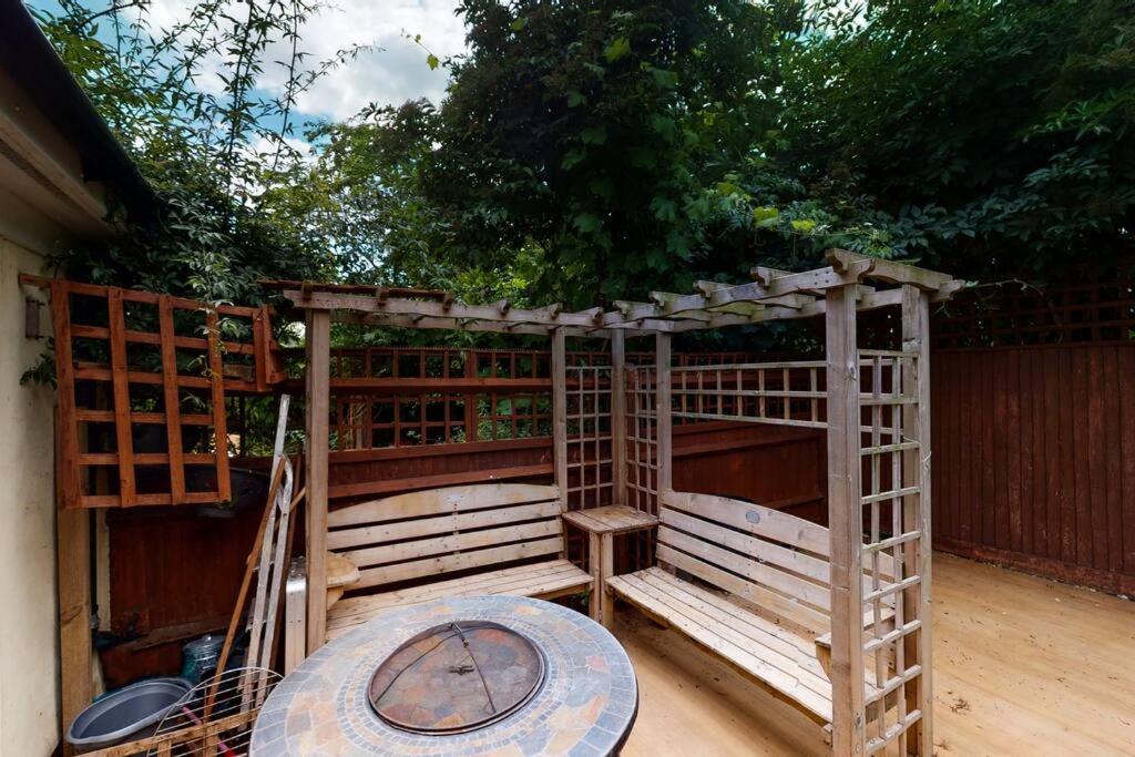 Spacious 4 Bedroom With Garden In Leilighet