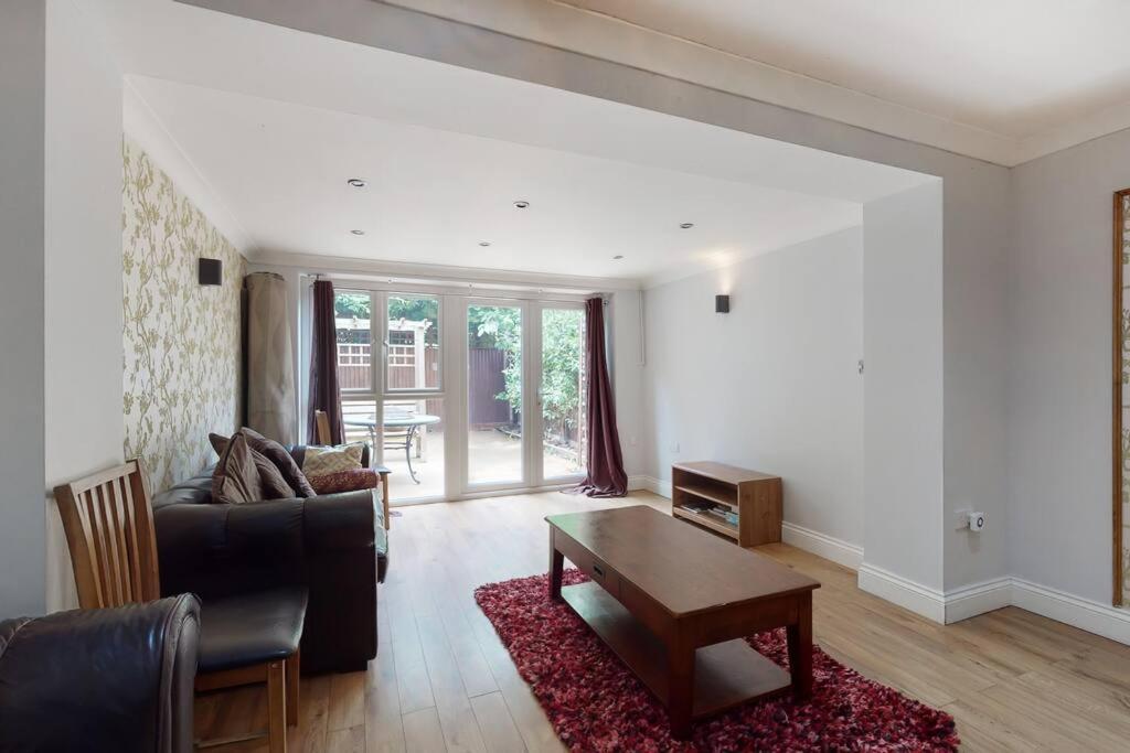 Spacious 4 Bedroom With Garden In Leilighet *