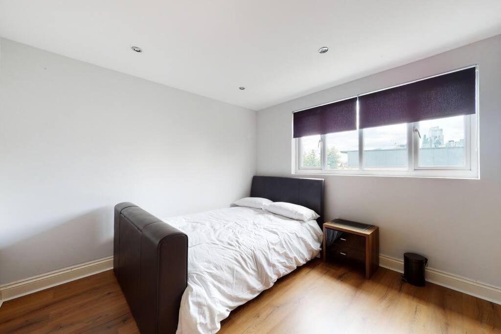 Spacious 4 Bedroom With Garden In Leilighet