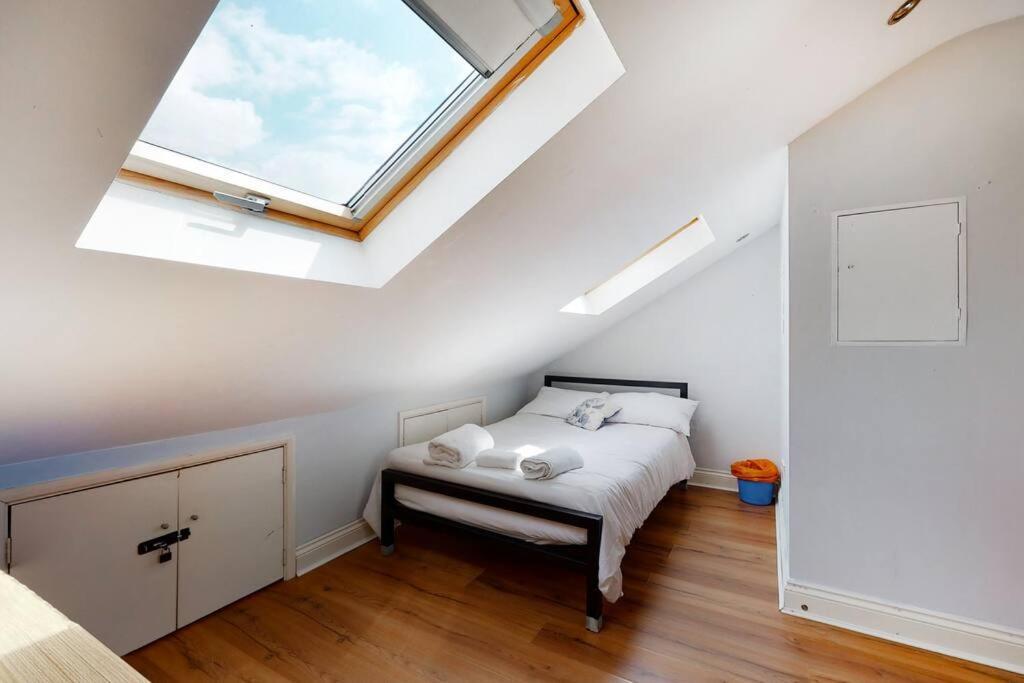 Spacious 4 Bedroom With Garden In Leilighet *