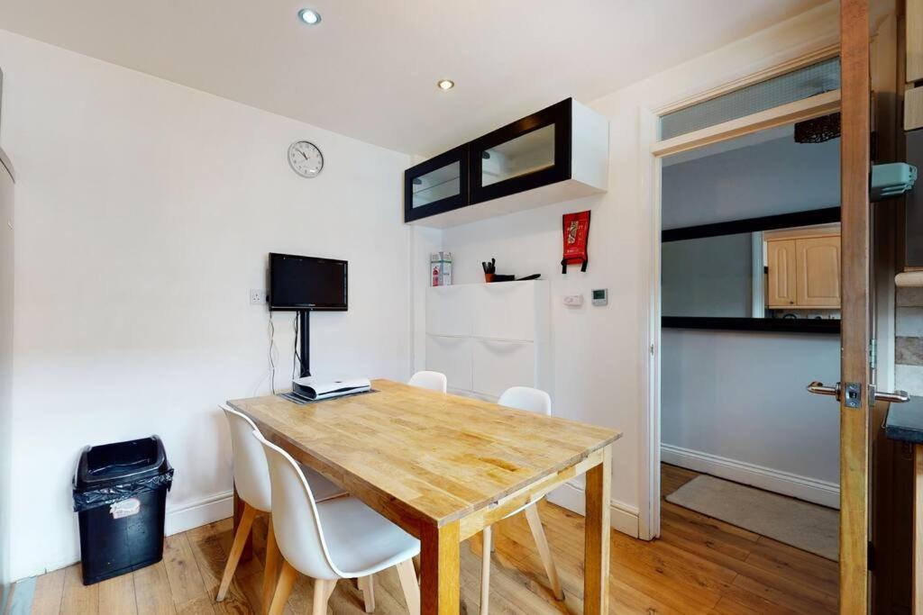 Spacious 4 Bedroom With Garden In Leilighet London
