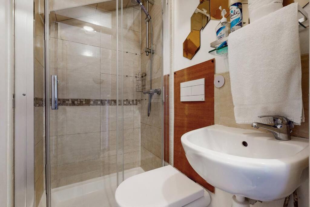 Spacious 4 Bedroom With Garden In Leilighet