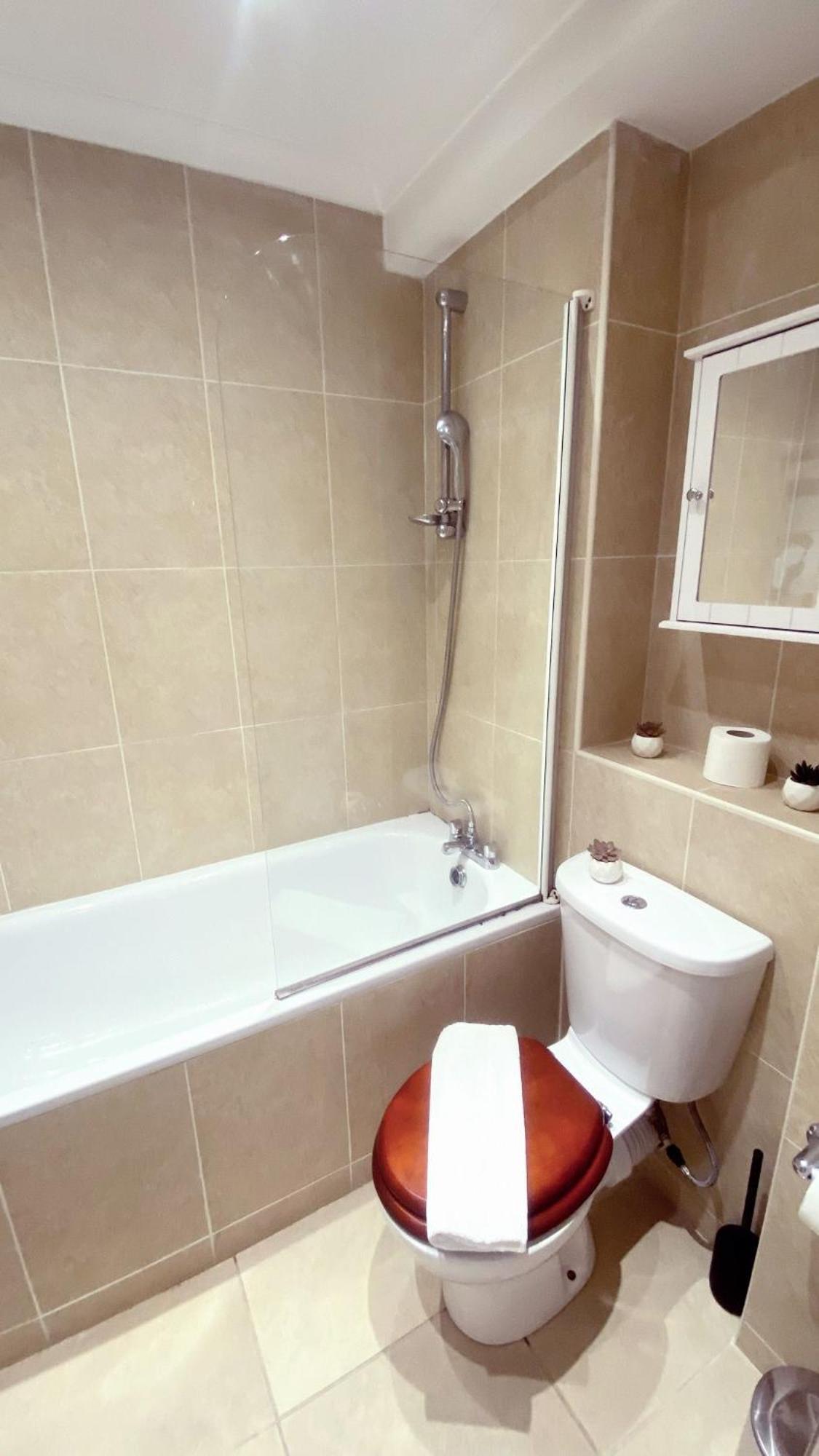 Apartment Spacious 2-bedroom, 2-bath Flat With Traditional Decor And Extra Sleeping Capacity In Chelsea *