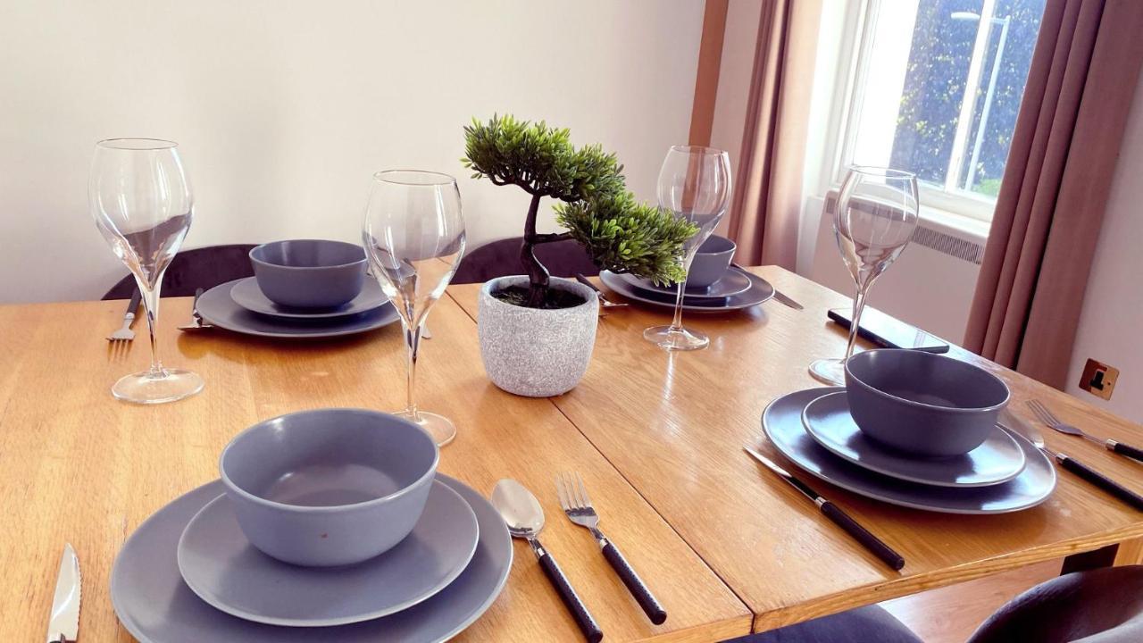 Spacious 2-bedroom, 2-bath Flat With Traditional Decor And Extra Sleeping Capacity In Chelsea Apartment London