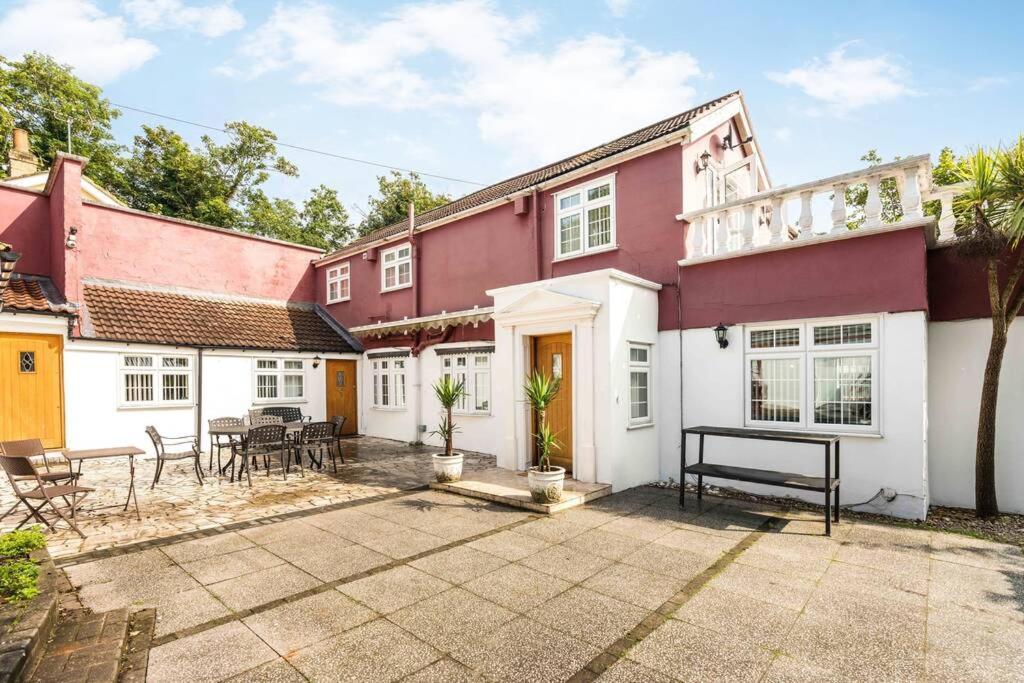 Jones Real Escapes Retreat * London