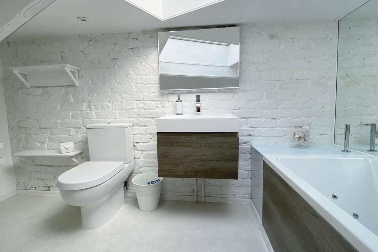 Charming 2-bed Apt With 2 Bathtub Central Appartement Londen