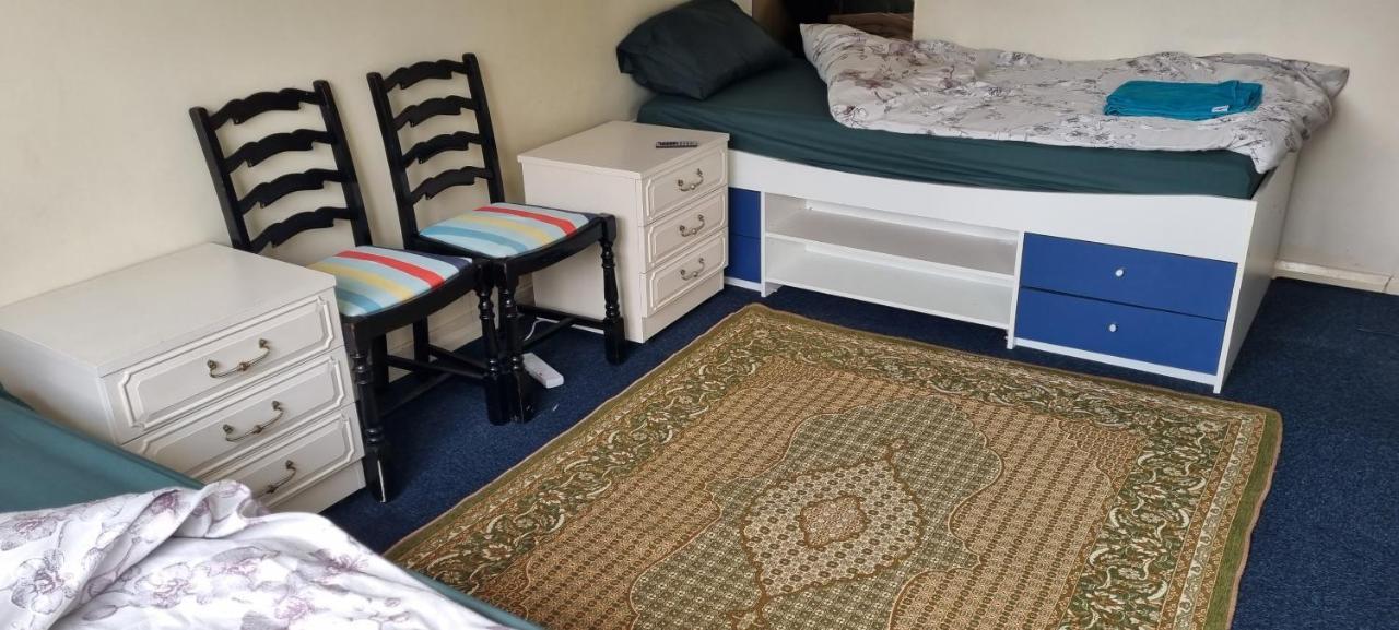 Private In Shares Flat Near Heathrow Airport Leilighet London