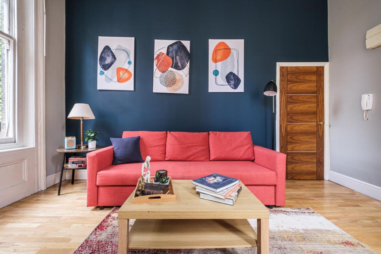 Sunny Corner In Center Of Apartment *
