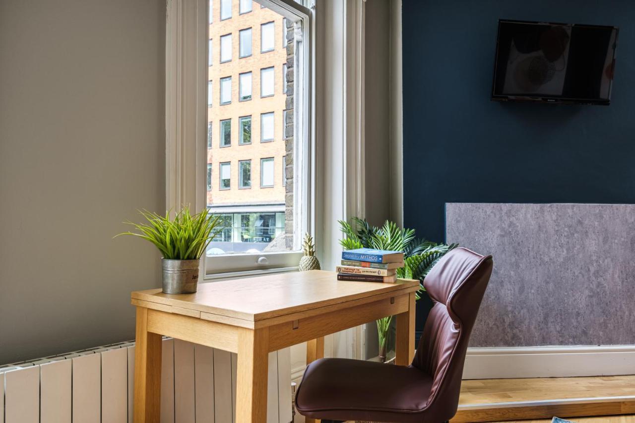 Sunny Corner In Center Of Apartment *