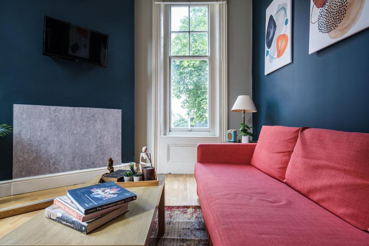 Sunny Corner In Center Of Apartment London