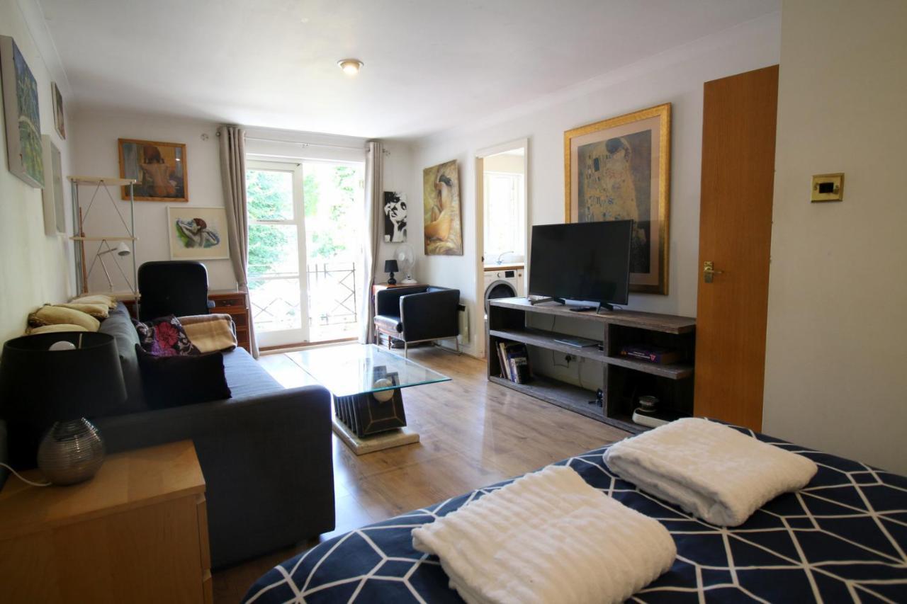 Central Fulham Studio Apartment Near Tube Leilighet London