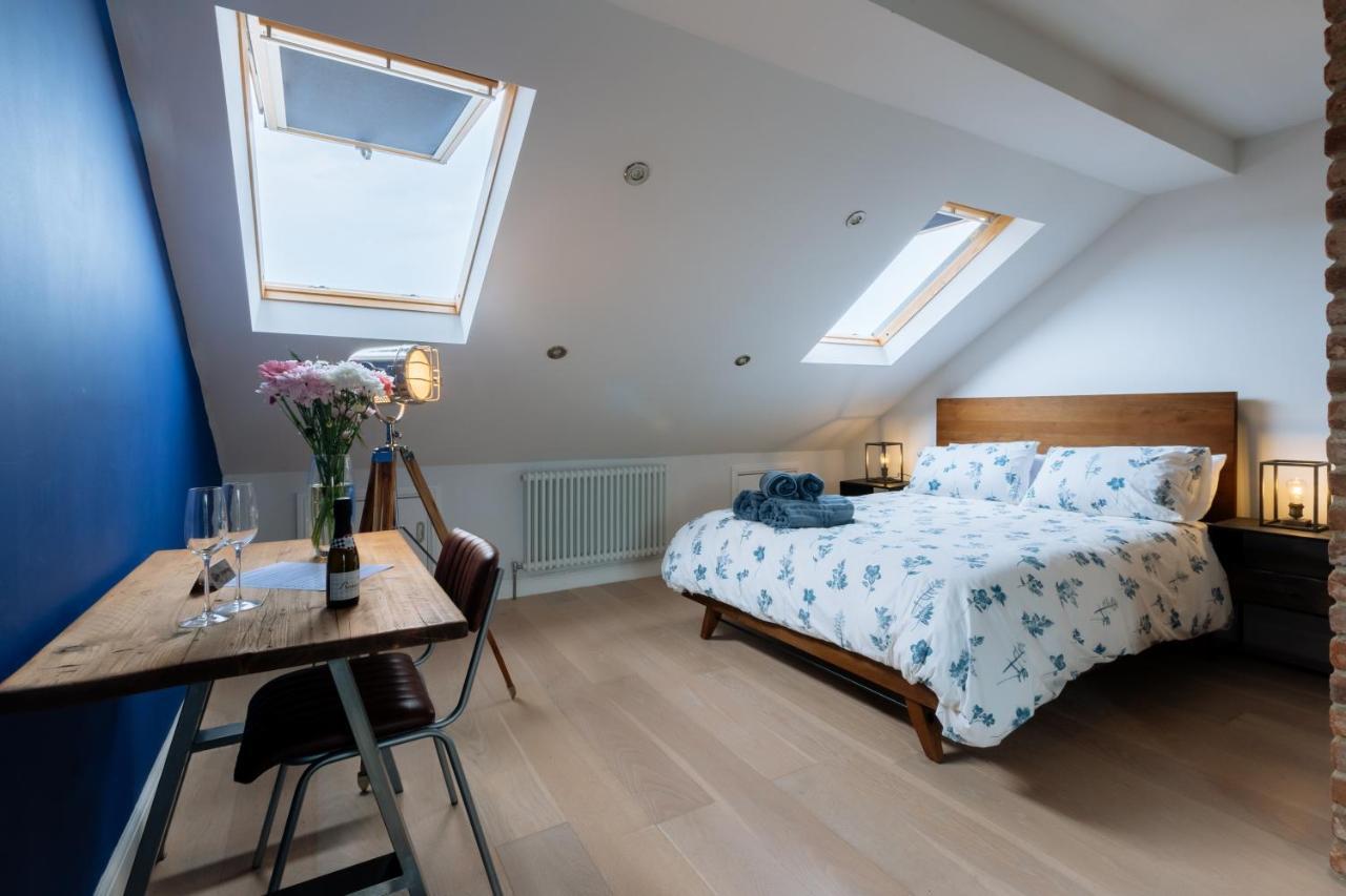 Luxury And Bright Bedrooms In Queens Park London