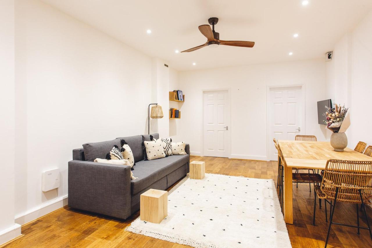 2 Bedroom Right On Trafalgar Square Appartement Londen