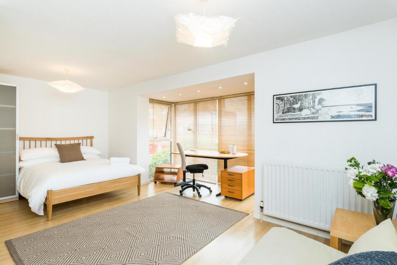 Modern 4 Bedroom Terraced House By The Thames Apartment