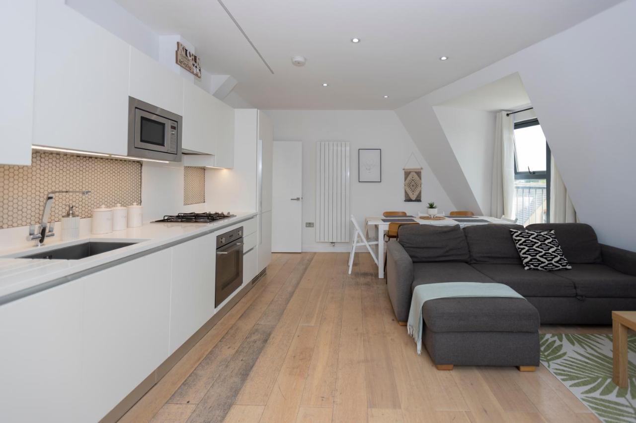 Stunning 3 Bedroom Penthouse With Terrace And Lift Londen