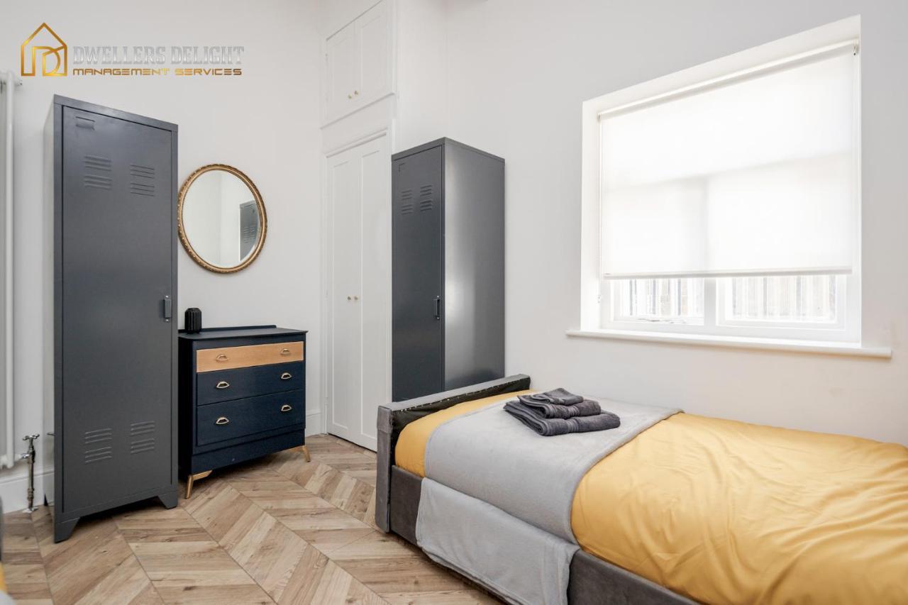 Entire 2 Bed Flat Plaistow,canning Town Prime Location In * Londres