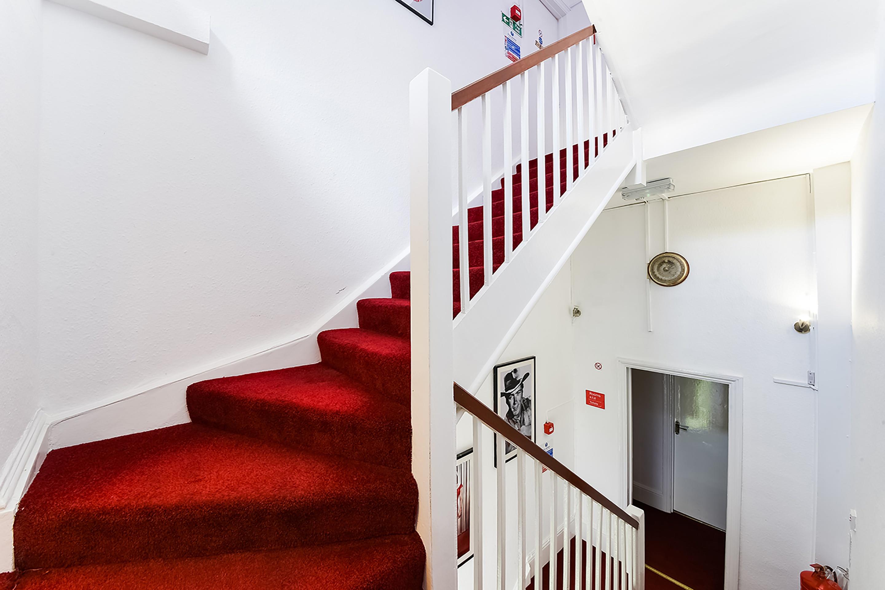 Boston Court Hotel 3*