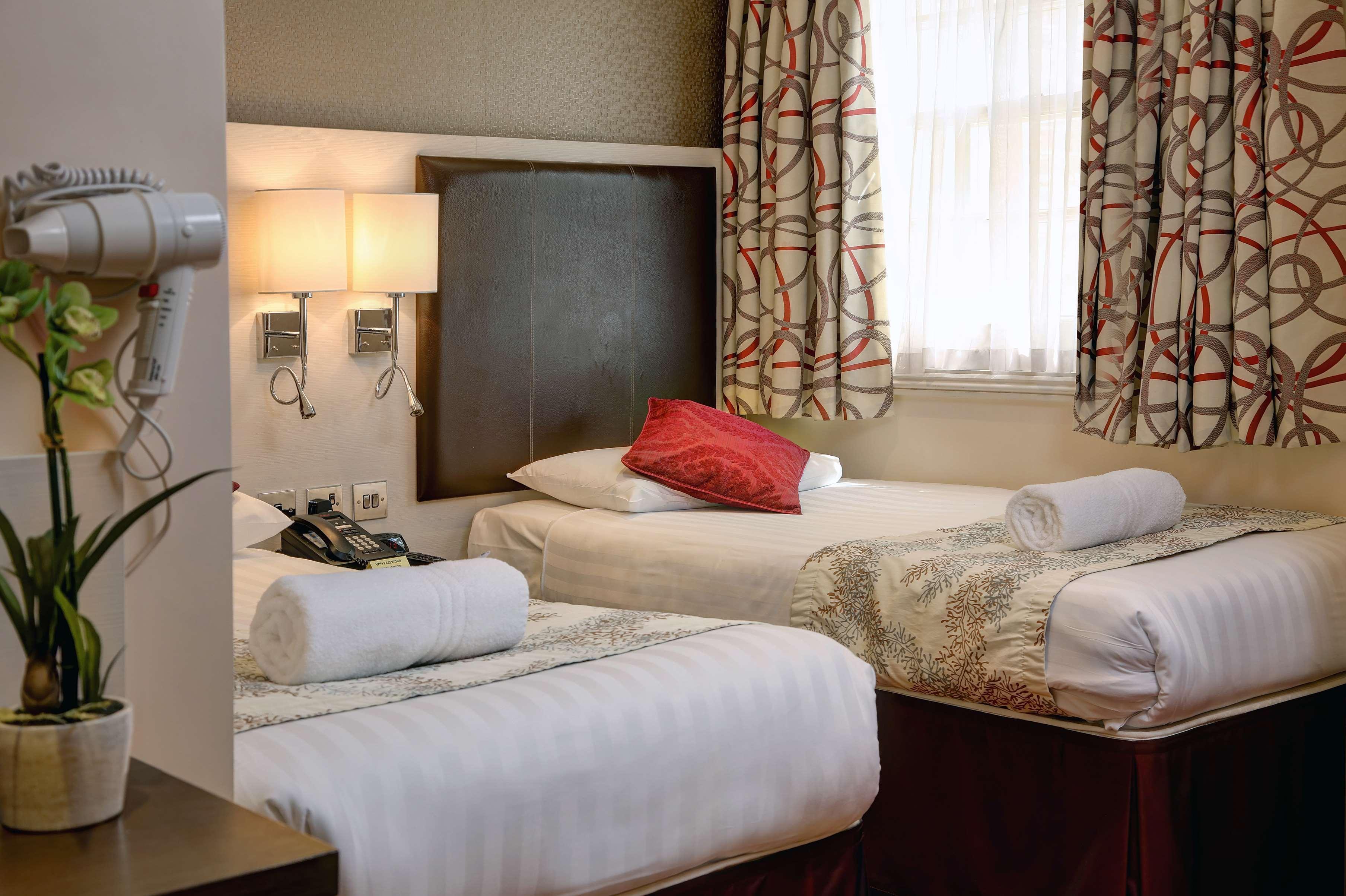 Western Buckingham Palace Rd 3* London