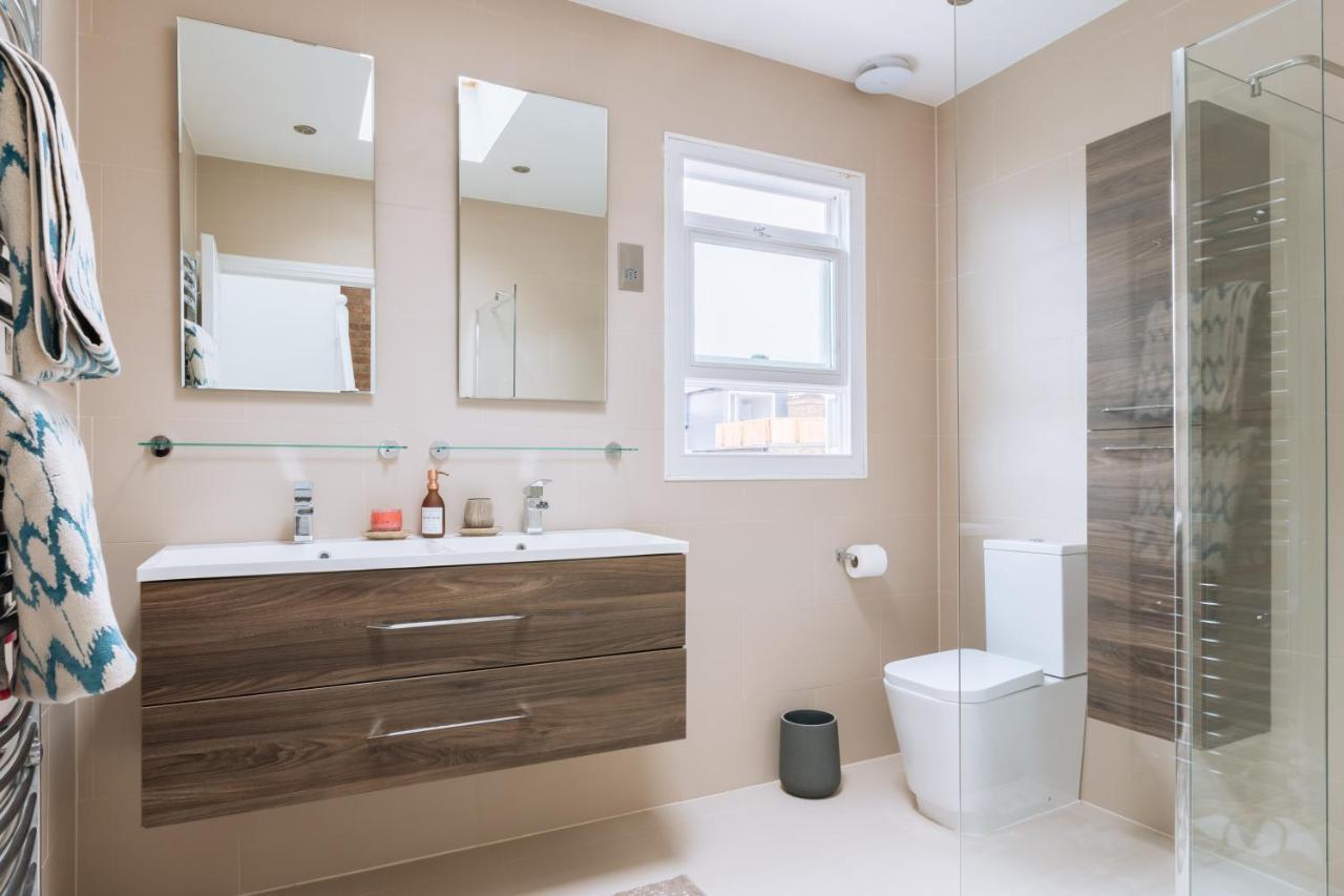 Luxury And Bright Bedrooms In Queens Park *