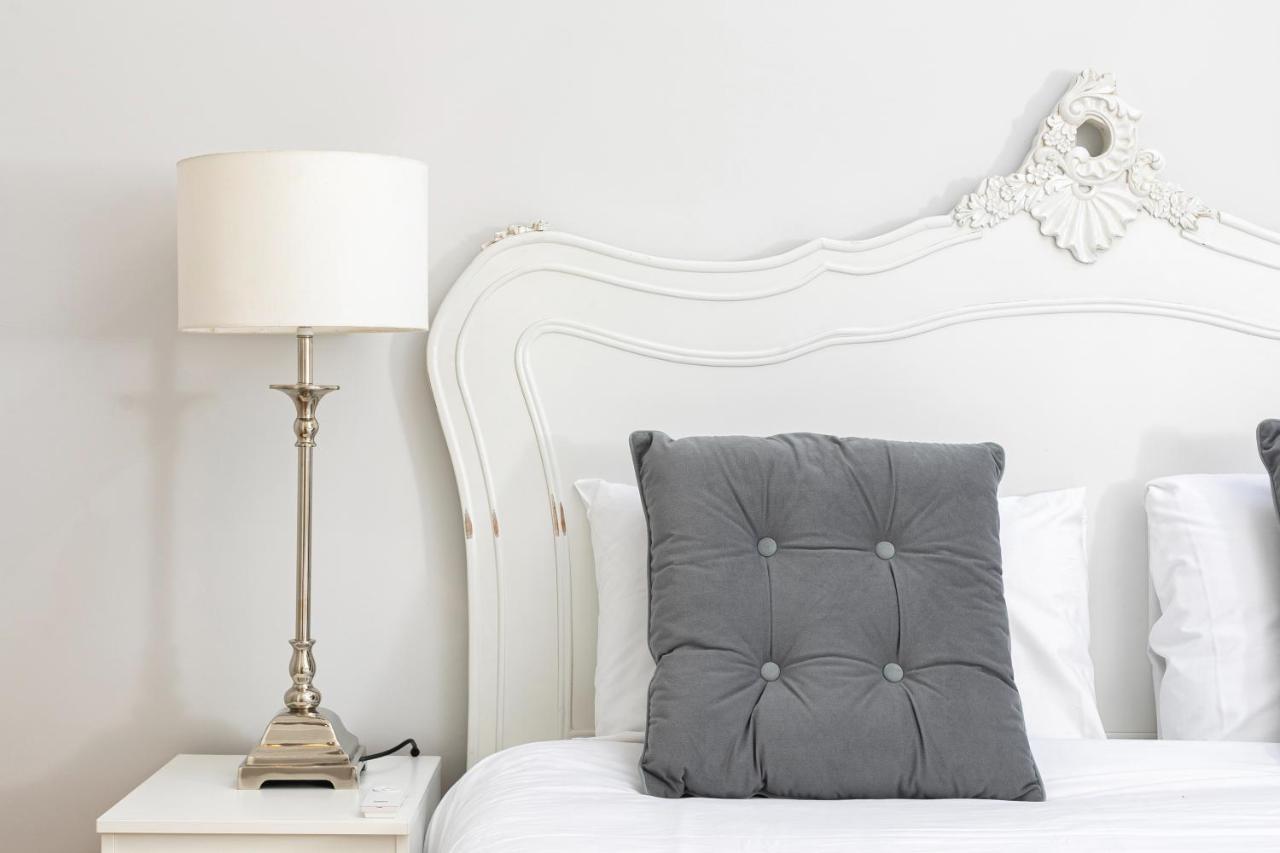 Penthousestays Notting Hill - Spacious 3 Bedroom King Bed - Near Portobello Road & Kensington High Street Apartment *