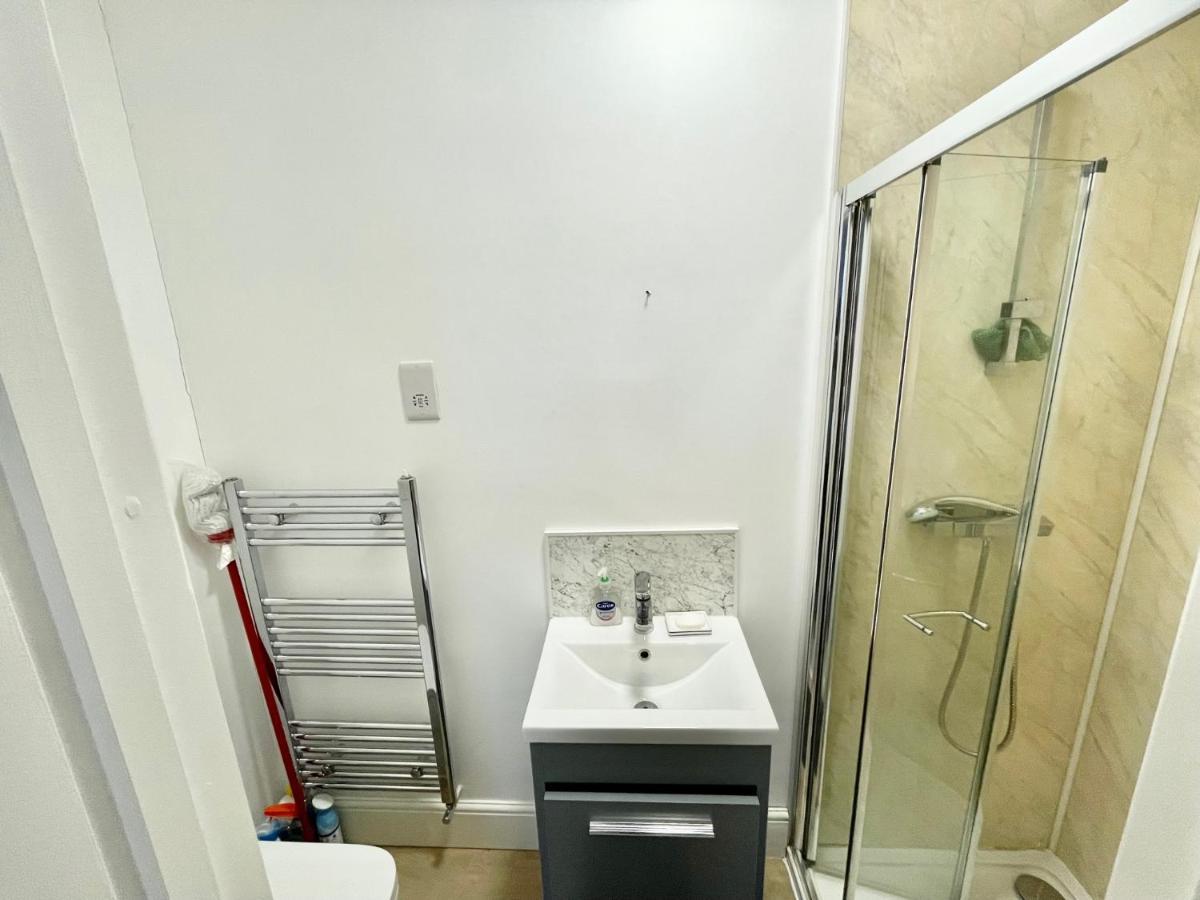 Leilighet Lovely Self Contained Now Available London