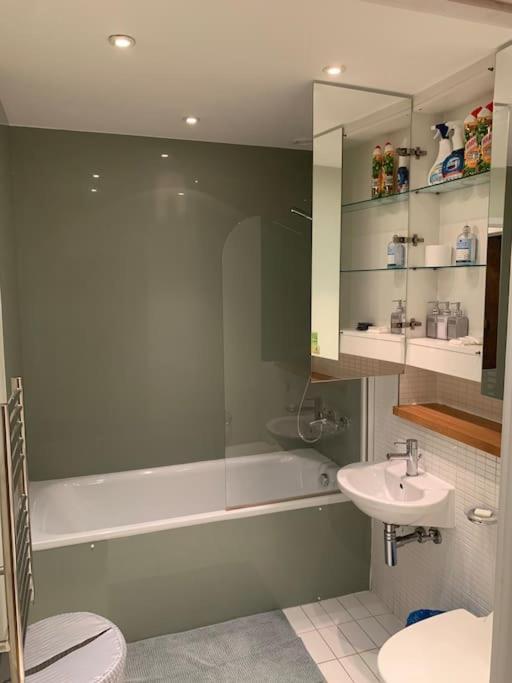 Leilighet Stunning 2 Bed Flat! Centrally Located In London, Uk! *
