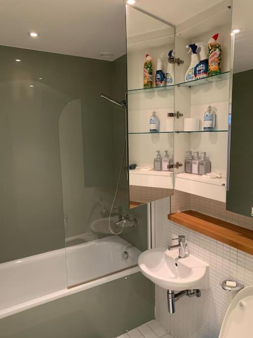 Stunning 2 Bed Flat! Centrally Located In London, Uk! Leilighet London