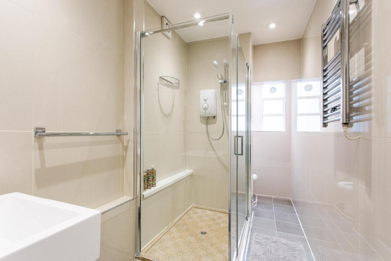 2 Bedroom Right On Trafalgar Square Appartement Londen