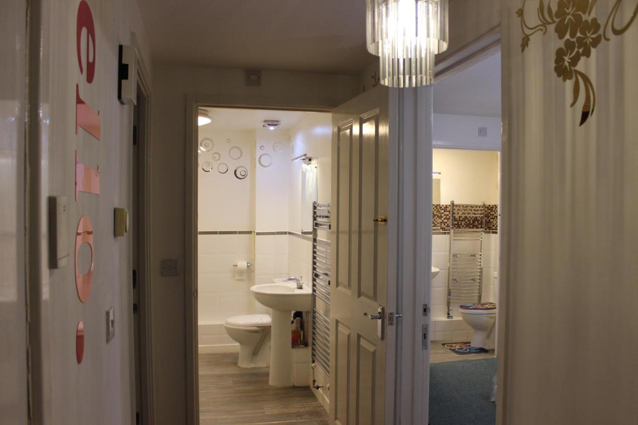 2 Bed 2 Bath - Free Parking - 3min Walk To The Train Station - 19min To Liverpool Street 5min To Victoria Line 1gb Broadband Super Fast Internet Ground Floor 100s Of Shops Restaurants Bakeries 24-hour Asda Superst Apartment London