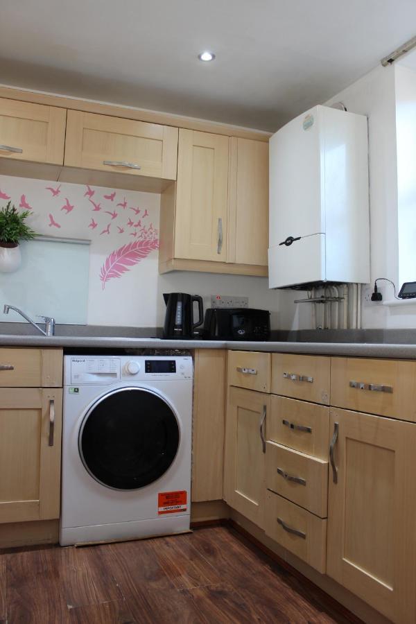 2 Bed 2 Bath - Free Parking - 3min Walk To The Train Station - 19min To Liverpool Street 5min To Victoria Line 1gb Broadband Super Fast Internet Ground Floor 100s Of Shops Restaurants Bakeries 24-hour Asda Superst *