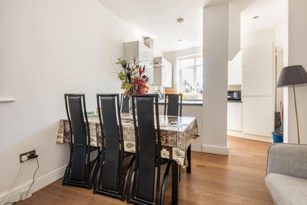 Spacious 2 Bed 2 Bath With Free Parking For 2 Cars And Underground Station Zone 2 For Quick Access To Up To 10 Guests Appartement *