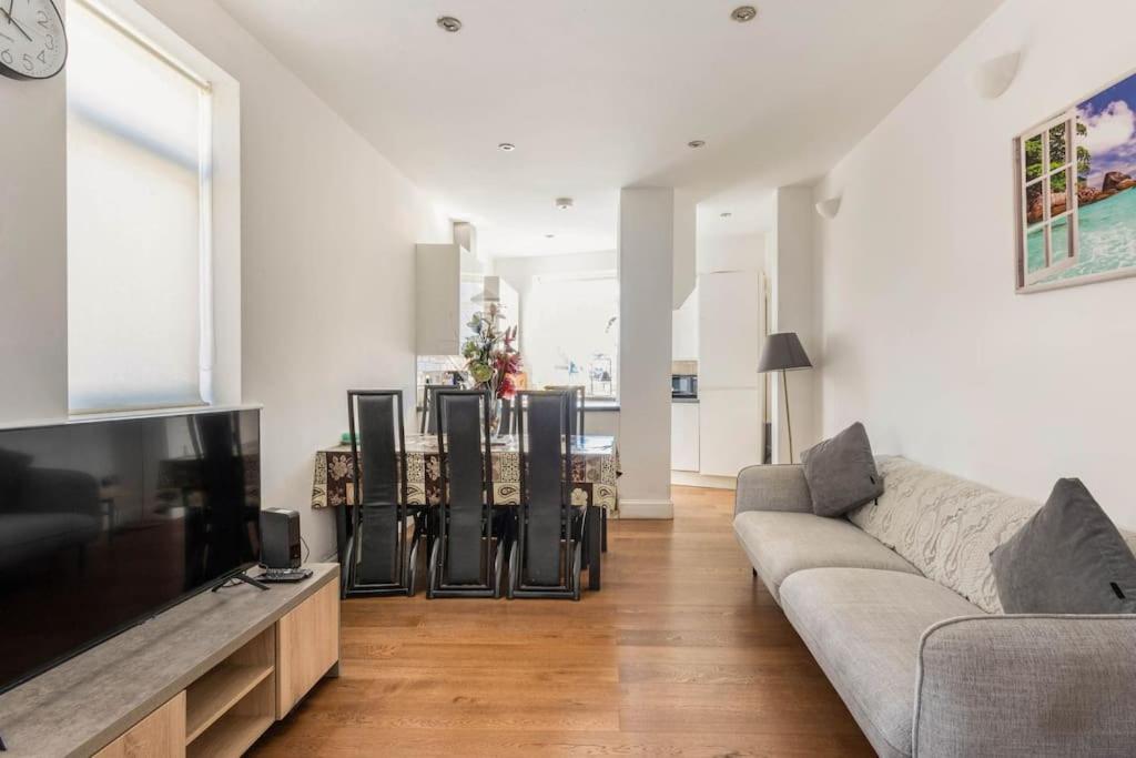 Spacious 2 Bed 2 Bath With Free Parking For 2 Cars And Underground Station Zone 2 For Quick Access To Up To 10 Guests *