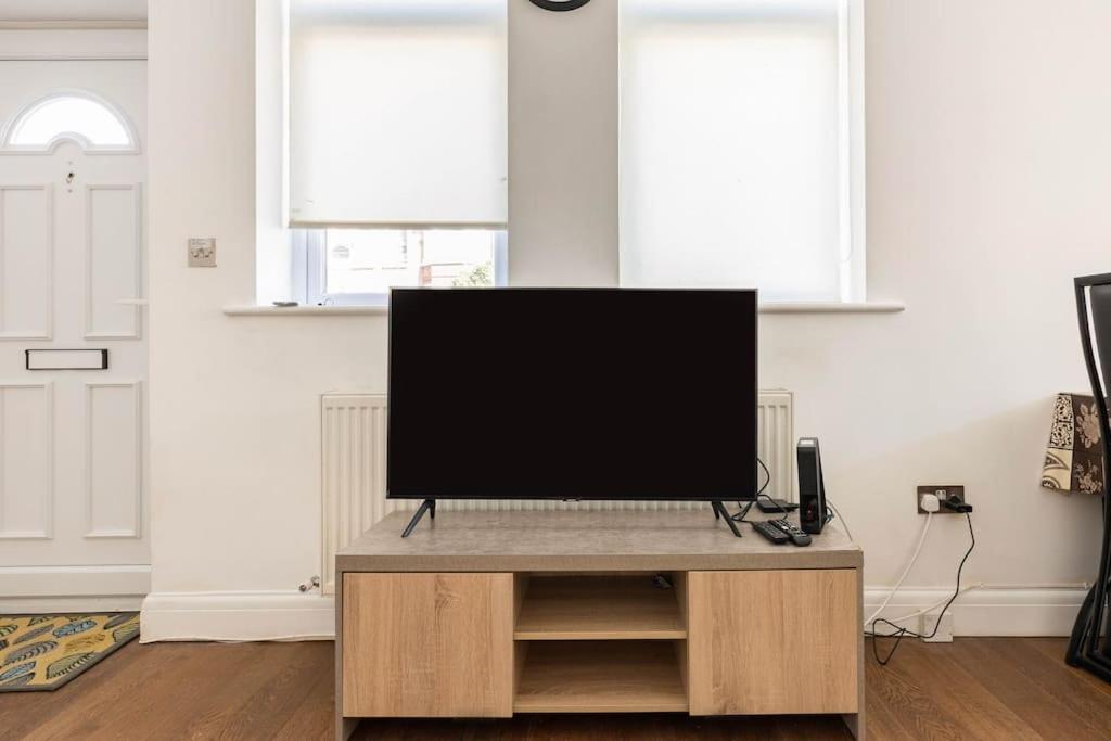 Appartement Spacious 2 Bed 2 Bath With Free Parking For 2 Cars And Underground Station Zone 2 For Quick Access To Up To 10 Guests *