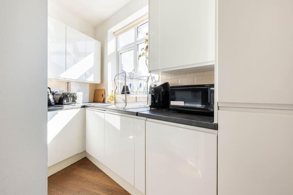 Appartement Spacious 2 Bed 2 Bath With Free Parking For 2 Cars And Underground Station Zone 2 For Quick Access To Up To 10 Guests *