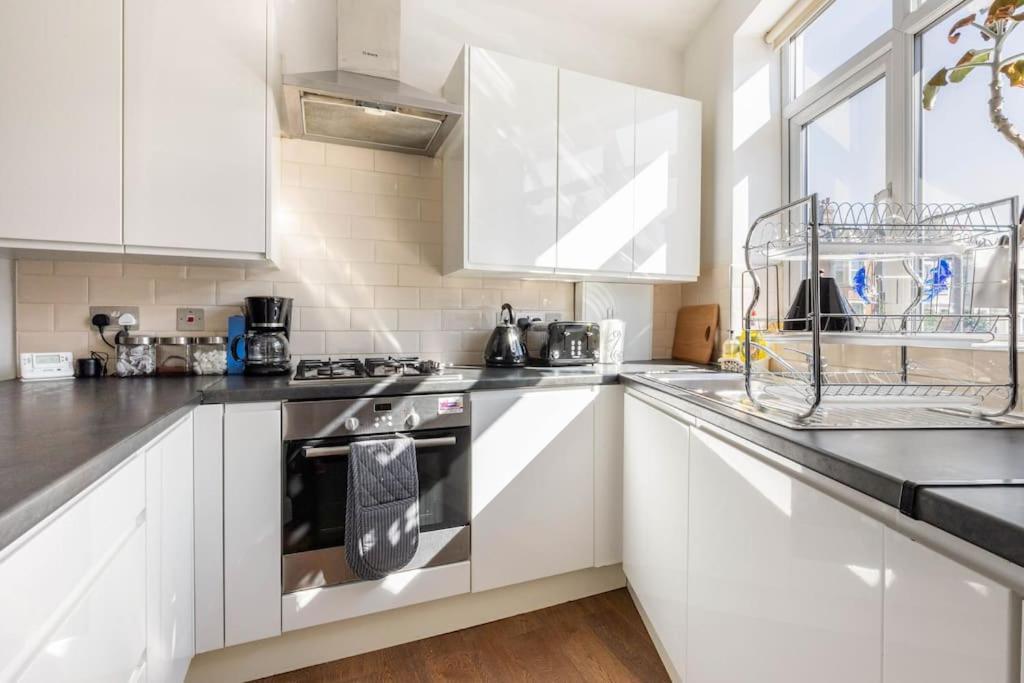 Spacious 2 Bed 2 Bath With Free Parking For 2 Cars And Underground Station Zone 2 For Quick Access To Up To 10 Guests Appartement Londen