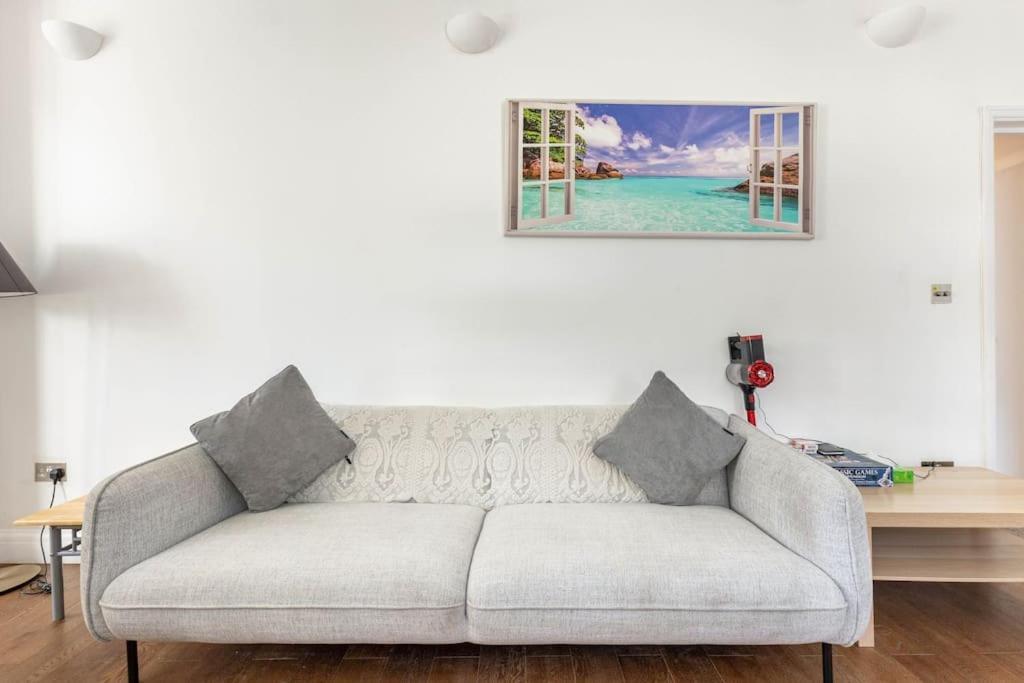 Appartement Spacious 2 Bed 2 Bath With Free Parking For 2 Cars And Underground Station Zone 2 For Quick Access To Up To 10 Guests Londen